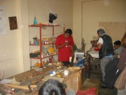 Niños de CERECO trabajando en el taller de tallado